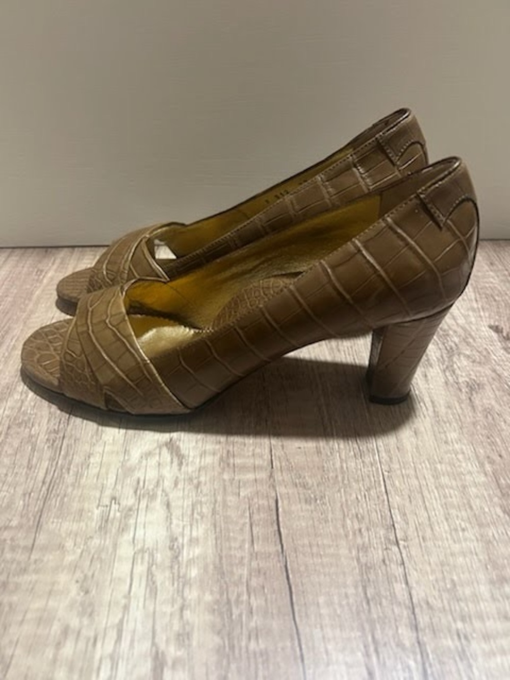 Taryn Rose Daffodil Alligator Chocolate Luxury Heels EU 39 NWT $2900 MSRP